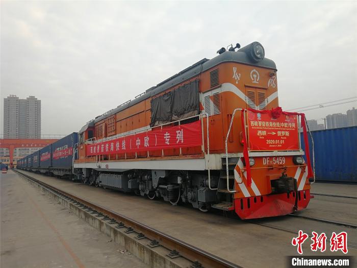 圖為發(fā)車現(xiàn)場 王祎 攝