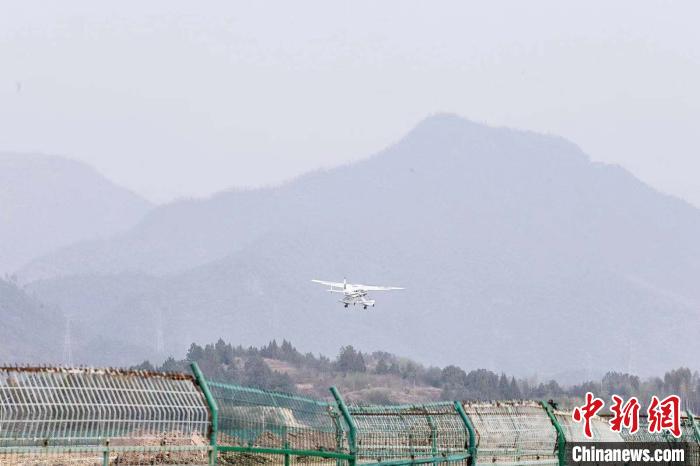 華東地區首條跨浙皖兩省短途運輸航線起航。　建宣 攝