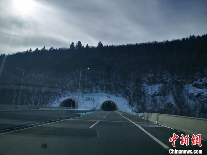 圖為香麗高速公路香格里拉至小中甸段。迪慶州委宣傳部提供